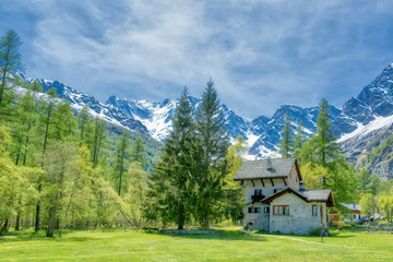 Fototapeta na wymiar Villaggio alle pendici delle Alpi