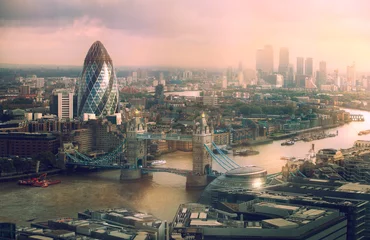 Photo sur Plexiglas Londres Vue de Londres au coucher du soleil. Le panorama comprend la Tamise, le Tower Bridge et les bâtiments de la ville de Londres et de Canary Wharf.