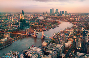 Vue de Londres au coucher du soleil. Le panorama comprend la Tamise, le Tower Bridge et les bâtiments de la ville de Londres et de Canary Wharf.