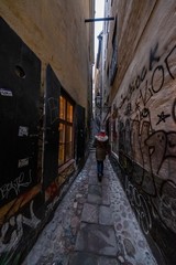 Frau alleine in Altstadt von Gamla Stan in Stockholm, Schweden