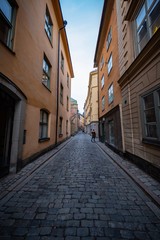 Fototapeta na wymiar Frau alleine in Altstadt von Gamla Stan in Stockholm, Schweden