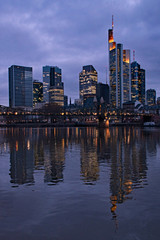 Fototapeta na wymiar Morgendämmerung am Mainufer mit Blick auf die Skyline von Frankfurt, am Main, Hessen, Deutschland 