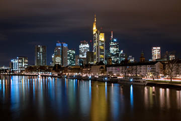 Fototapeta na wymiar Die Frankfurter Skyline bei Nacht