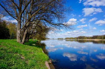 Fototapeta na wymiar Lake near the park in Nesvizh, Belarus 