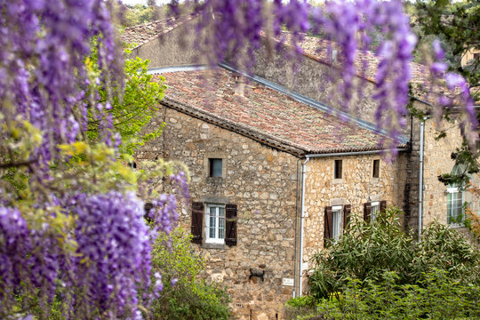 typisches steinhaus in der ardeche in frankreich