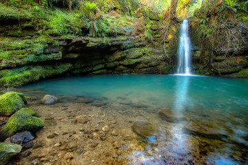 romantischer kleiner Wasserfall