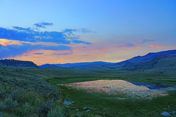 Obraz premium Colorful sunset sky over Yellowstone National Park in Wyoming