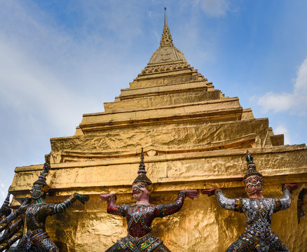 Esculturas de demonios sostienen Phra Borom Maha Ratcha Wang o Gran Palacio Real en Bangkok, Tailandia