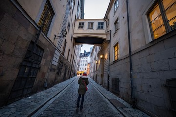 Frau alleine in Altstadt von Gamla Stan, Stockholm, Schweden