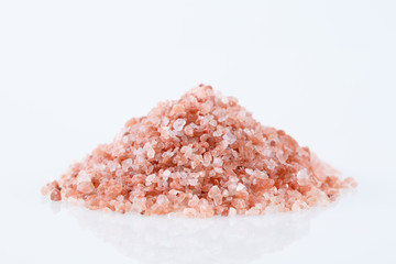 Pink himalayan salt isolated on white background. - obrazy, fototapety, plakaty