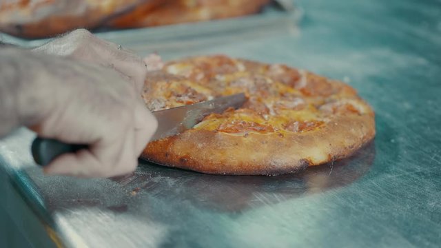 focaccia barese calda fumante taglio