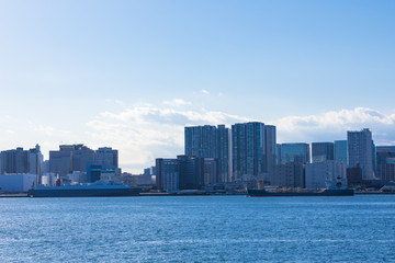 Obraz premium (Tokyo-Urban landscape) Widok z boku molo Shinagawa 3 z parku Daiba