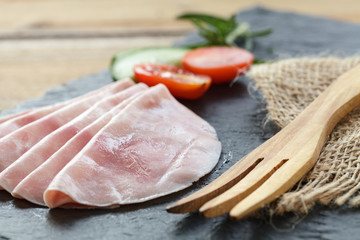 Koschinken in Scheiben auf Schieferplatte