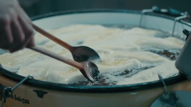 panzerotti baresi in frittura vista 1