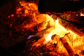 heiße Glut in einem lodernden Feuer
