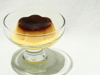 プリン　white background