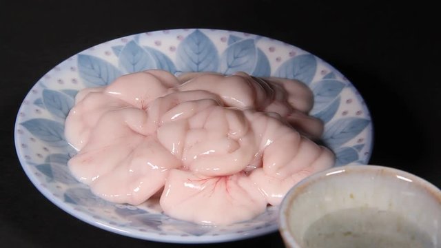 日本酒を注ぐ
