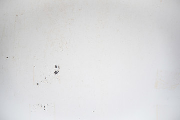 長年の放置による錆と汚れとテープ跡でグランジ感の出た壁