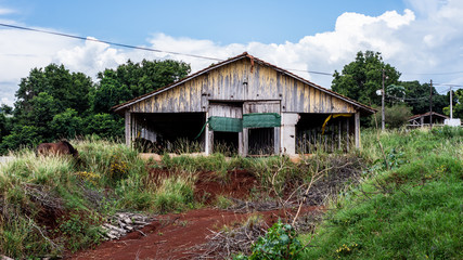 casa de madeira com um céu azul no fundo