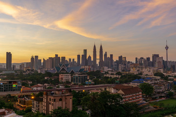 Obraz premium KUALA LUMPUR, MALEZJA - 13 STYCZNIA 2019; Majestatyczny wschód słońca nad centrum Kuala Lumpur, Malezja.