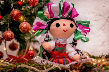 muñeca mexicana navideña, con arbol de navidad y esferas rojas, traje tipico, marias, ojos...