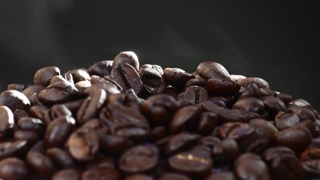香り立つコーヒー豆の焙煎イメージ
