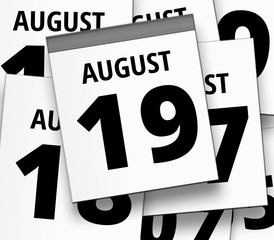 Abreißkalender blatt vom 19. AUGUST und abgerissene Kalenderblätter im Hintergrund