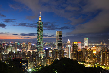 Fototapeta premium Panoramę Tajpej o zmierzchu, Tajwan