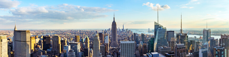 New York City skyline vanaf het dak met stedelijke wolkenkrabbers voor zonsondergang. New York, Verenigde Staten. Panoramabeeld.