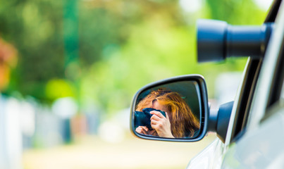 eine Frau fotografiert aus einem Auto
