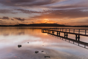 Obraz premium Early Morning Clouds, Wharf and Reflections on the Bay