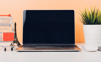 Fototapeta premium Mock up laptop notebook computer and shoppong online cart