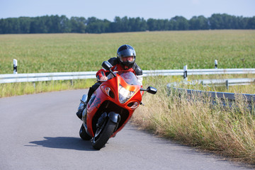 Motorradfahrer durch die Kurve