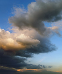 Obraz na płótnie Canvas Low clouds at sunset