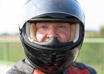 Potrait Motorradfahrer mit Helm
