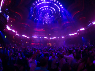 People are dancing in night club