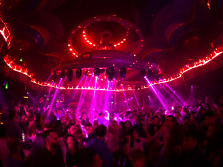 People are dancing in night club