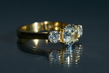 Anello d'oro con diamanti, gioiello di lusso