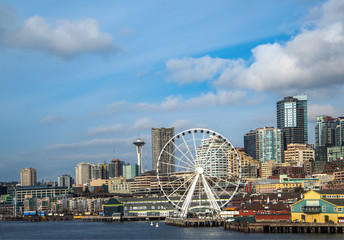 Naklejka premium Seattle waterfront and skyline, with the Space Needle showing
