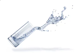 Foto auf Acrylglas Wasser Glas mit verschüttetem Spritzwasser. Seitenansicht. Auf weißem Hintergrund.