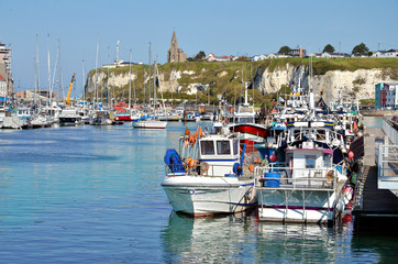 Vissersboten in de haven van Dieppe en de kerk Notre Dame op de achtergrond op de kliffen