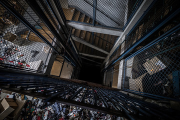 Obraz premium Goods lift in an abandoned text factory