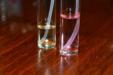 Парфюмерные ароматы в стеклянных флаконах.