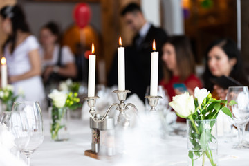 Festliche Tafel mit Kerzenständer und Blumen bei einer Feier