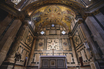 Fototapeta na wymiar FLORENCE, ITALY - AUGUST 17, 2018: Interior view of the Baptistery of Saint John in Florence, Italy. The landmark features Florentine Romanesque style and has mosaics by Jacopo Torriti