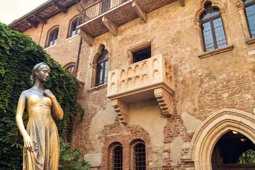 Foto op Plexiglas Slaapkamer Bronzen standbeeld van Julia en balkon door Julia huis, Verona, Italië.