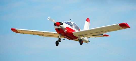 Fototapeta premium Mały samolot sportowy unoszący się wysoko na niebie na zewnątrz