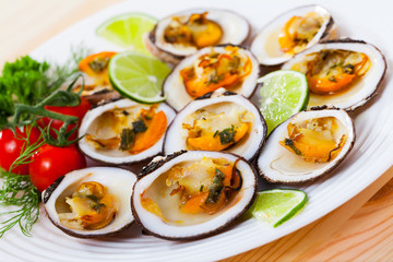 Baked clams with sauce and lime