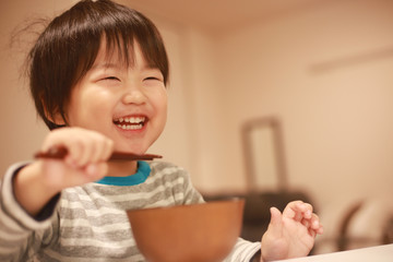 食事する男の子