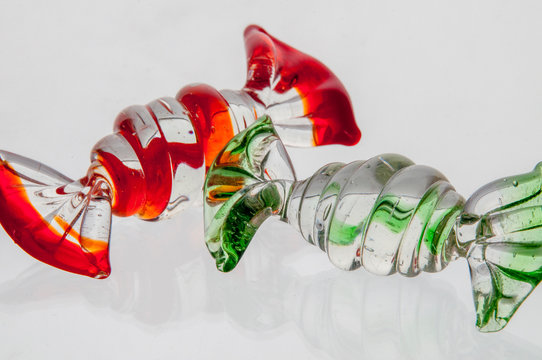 Caramelos de cristal/ dos caramelos de cristal aislados sobre fondo blanco